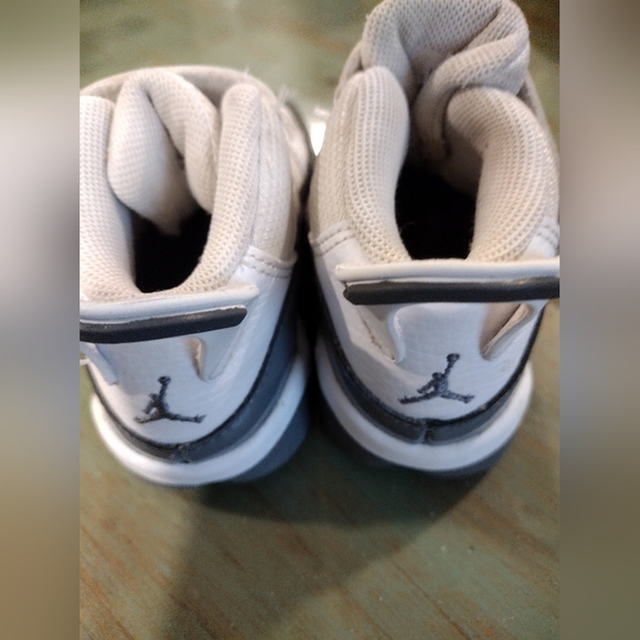 Boy's Jordans sneakers with Velcro ties, size 7C, gray and white. - Picture 7 of 10